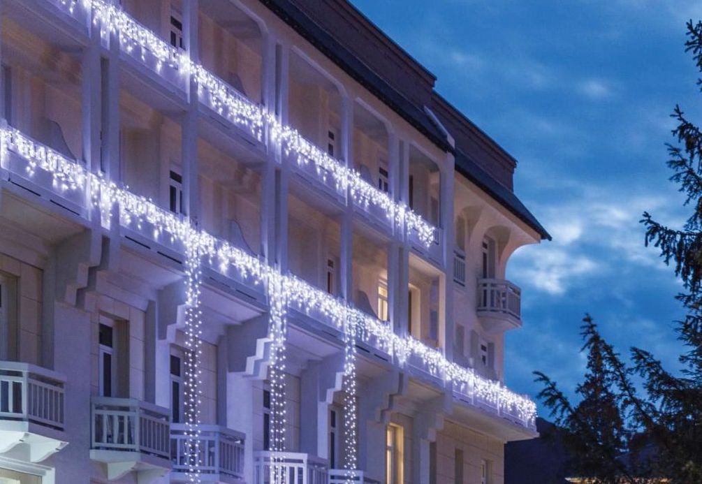 Intérieur d’un spa avec lumière douce et serviettes blanches